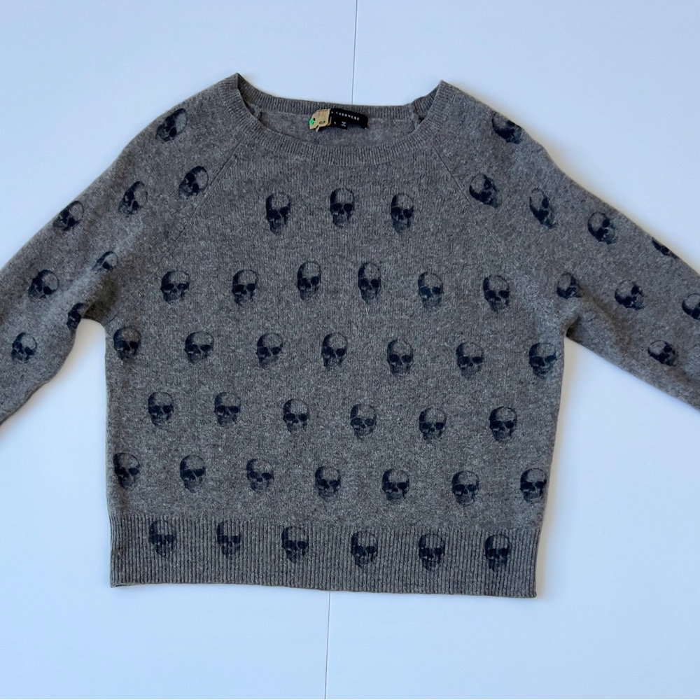 Gray Skull Pattern 100% wool Sweater - Picture 4 of 7